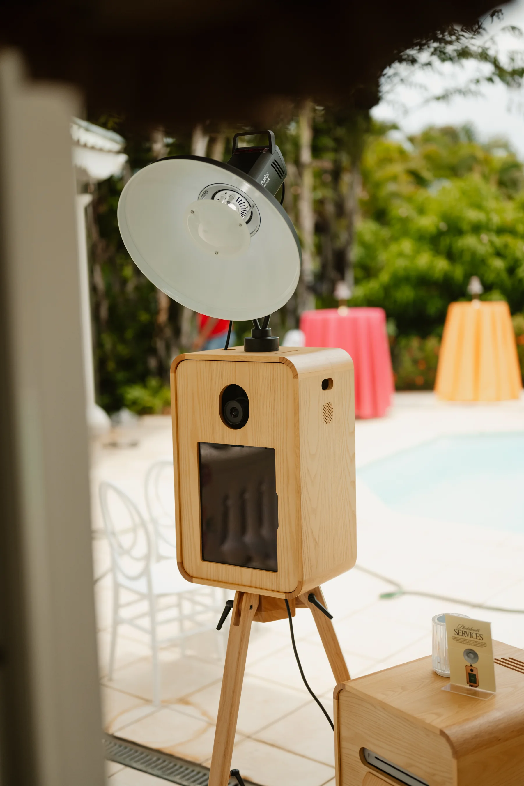 Caisson BELPOZ pour les impressions et porte-clés, installé près de la piscine